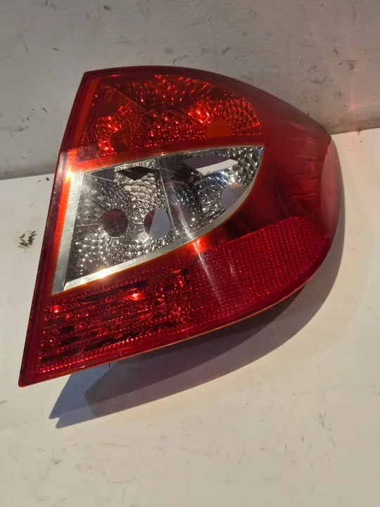 Lámpara trasera derecha Renault Thalia II 8200700047 image 3