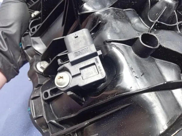Colector de admisión BMW OE OEM 8647975 para Serie 3 G20 image 9
