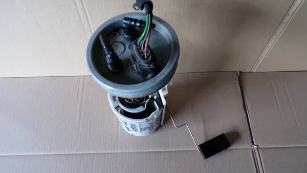 PASSAT B5 A6 C5 1.9 TDI Bomba de combustível 4B0919050D image 3