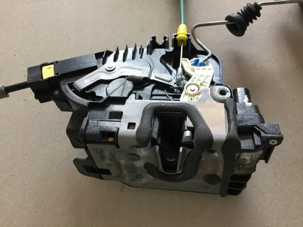 Dörrlås MERCEDES W205 Framsidan Höger A0997206801 image 3