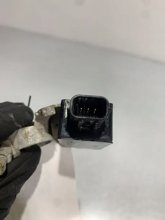 Subaru Pyrotekninen Puristin OEM FBZ18180 - Käytetty image 3