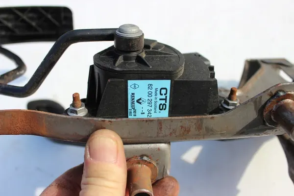 RENAULT CLIO III 1.2 TCe 2011 - GASPEDAAL 8200297342 image 2