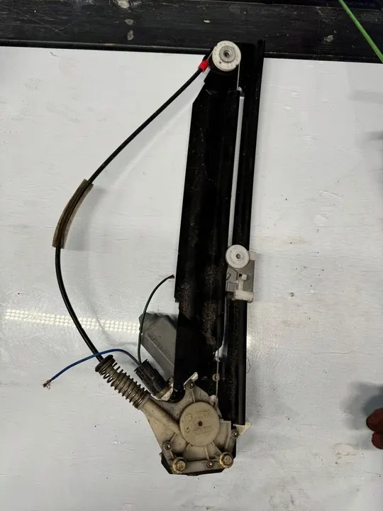 BMW 5 E39 1996 Elevador de vidro elétrico traseiro direito image 2