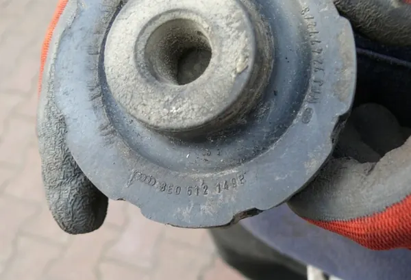 OEM 8E0512149P Upper Spring Mount Set - Rear image 3