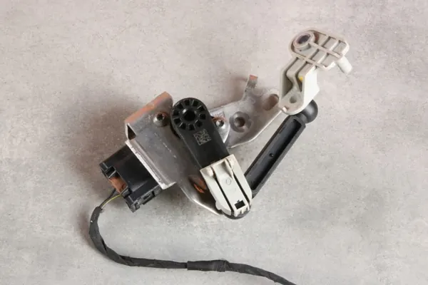 Strålkastarnivåsensor OEM 6895466 Vänster Bak image 3
