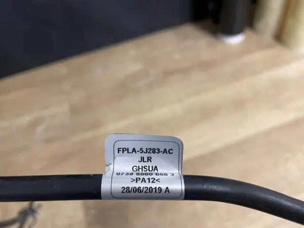 Yläpuhdistusputki OEM LR095779 Land Rover L494:lle image 3