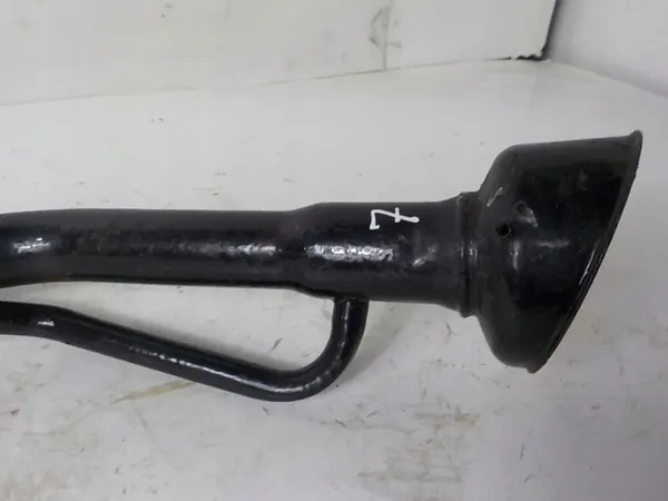 Cuello de Llenado Nissan OE OEM 435-0D085 Usado image 3