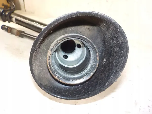 Cuello de Llenado Nissan OE OEM 435-0D085 Usado image 4