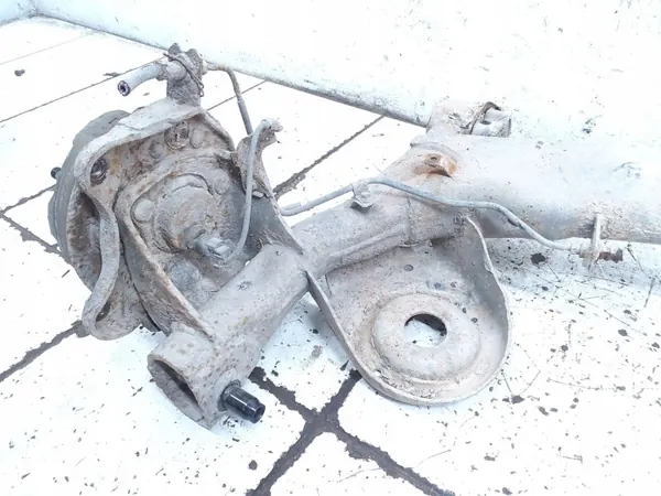 Toyota Avensis Verso achterbalk OEM ARA312151 image 4