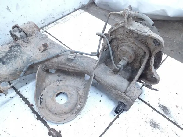 Toyota Avensis Verso achterbalk OEM ARA312151 image 5