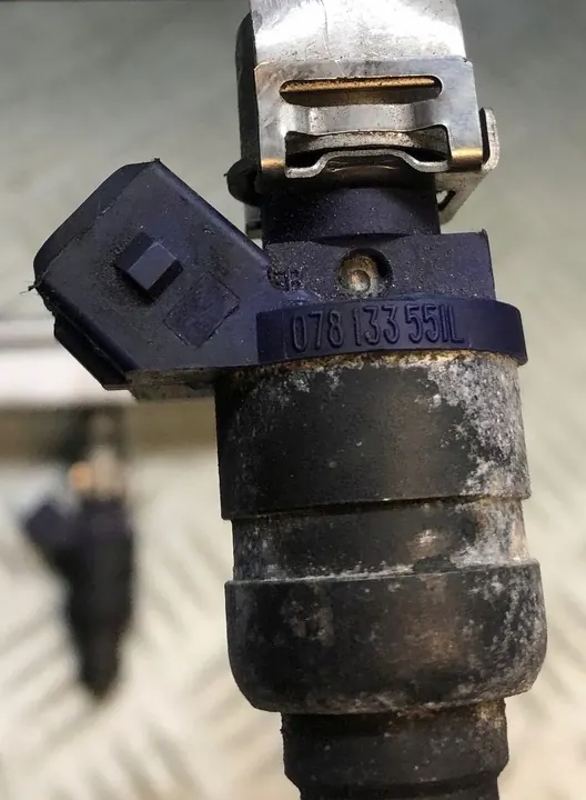 Iniettori AUDI A6 C5 2.4 V6 078133551L Rampa Completa image 2