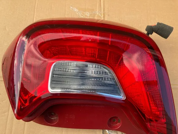 KIA PICANTO III LUZ TRASERA DERECHA OEM image 6
