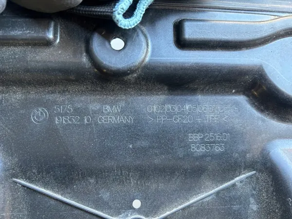 BMW M5 F90 Motorabdeckung OEM 8083763 - Gebraucht image 3