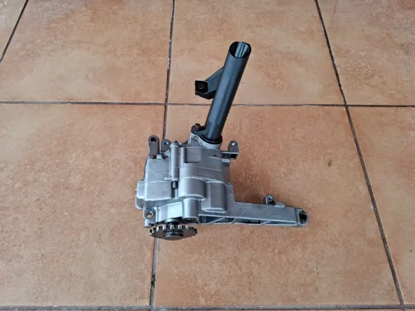 Bomba de aceite Mercedes usado OEM A6421810047 ML W164 image 2