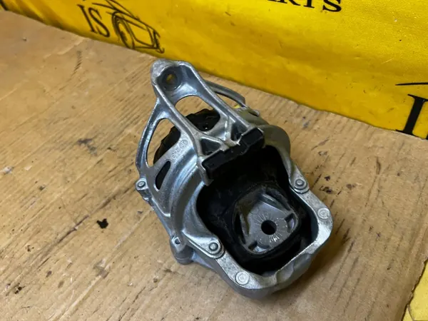 Moottorin kiinnitystuki oikea Audi A8 D5 3.0 TFSI image 3