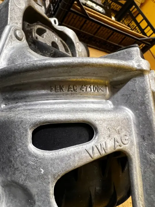 Moottorin kiinnitystuki oikea Audi A8 D5 3.0 TFSI image 6