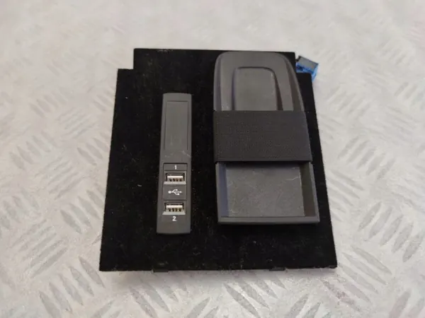 Mercedes-Benz USB-uttag OEM A2228200915 - Begagnad image 2