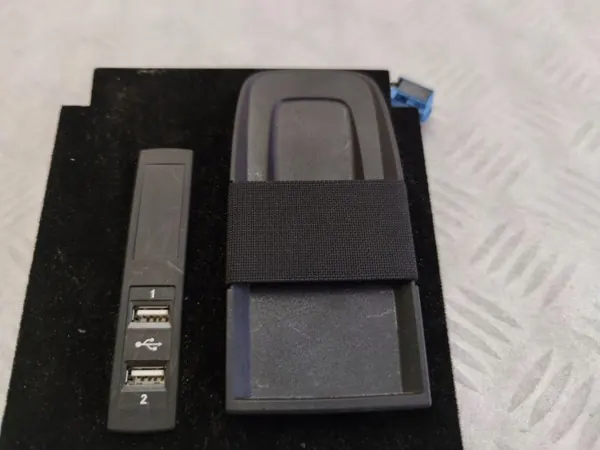 Mercedes-Benz USB-uttag OEM A2228200915 - Begagnad image 3
