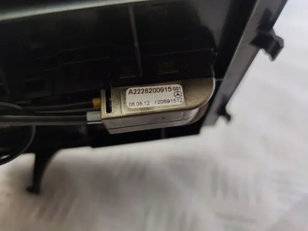 Mercedes-Benz USB-uttag OEM A2228200915 - Begagnad image 4