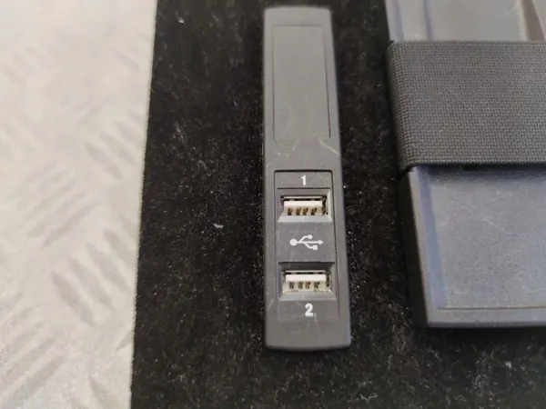 Mercedes-Benz USB-uttag OEM A2228200915 - Begagnad image 5
