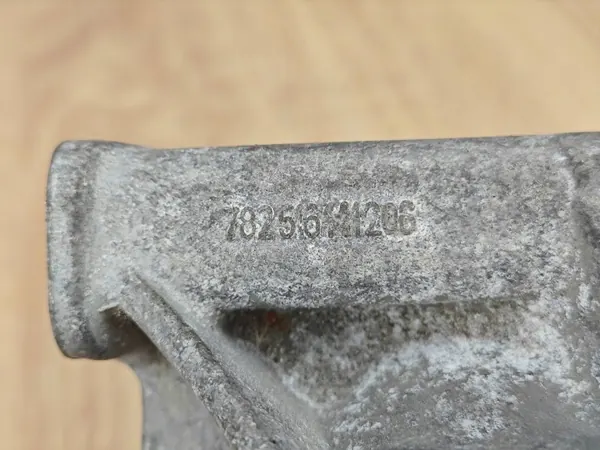 Moottorin tuki OEM 8R0199381B Audi A6 C7 2.0 TDI image 6