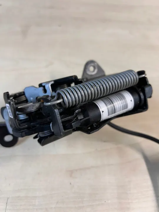 OEM 737697704 Oikea konepeltilukko BMW X1 F48 F49 image 3