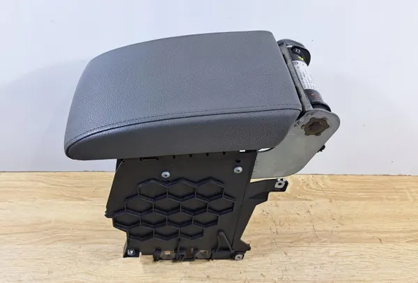 SEAT OEM 5M0864207F Armsteun Grijs Leer image 2