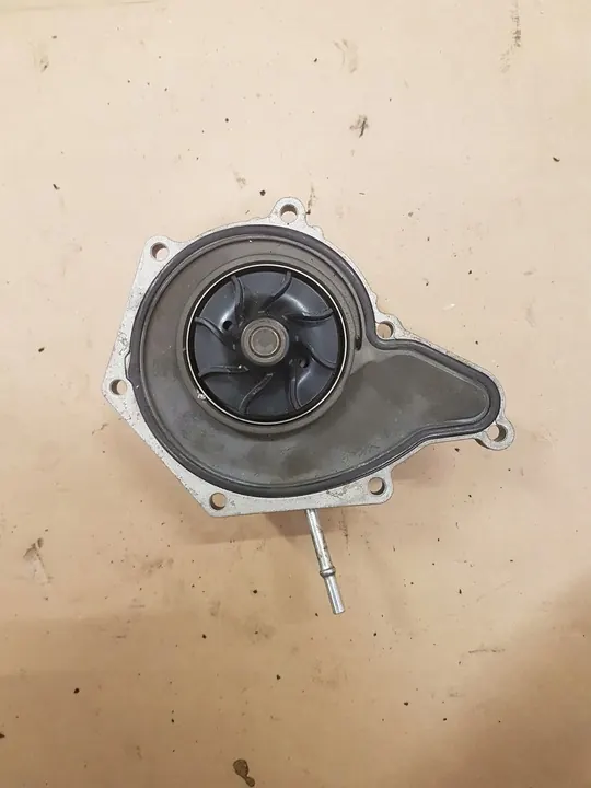 Audi 3.0 Vattenpump 06E121016C image 2