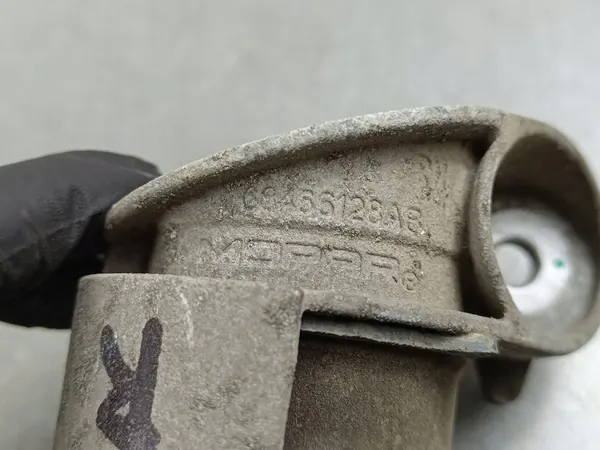 Soporte de escape Jeep OE OEM 00456128AB - Usado image 4