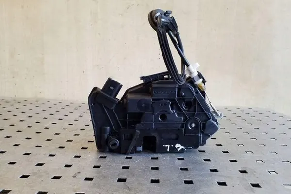 VW TIGUAN Vänster Bakdörrslås 5N0839015A image 5