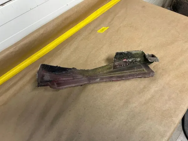 Linke Kotflügel-Pfeilerverstärkung OEM 3319723 für Corvette C3 image 2