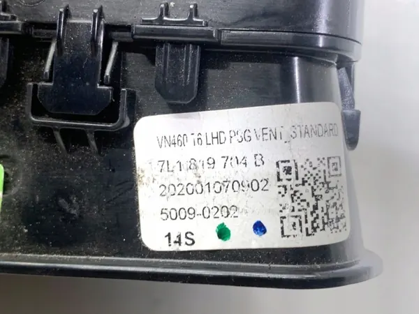Rejilla de ventilación delantera derecha OEM 7L1819704B VW T6 image 4
