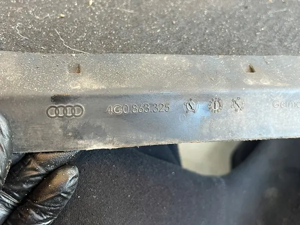 AUDI A6 C7 Underkörningsskydd Motor 4G0863325A image 9