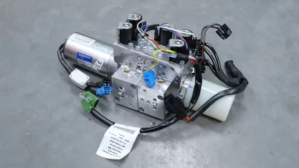 BMW OEM 7344440 kattopumppu F33 F83 Cabriolle 2019 image 2