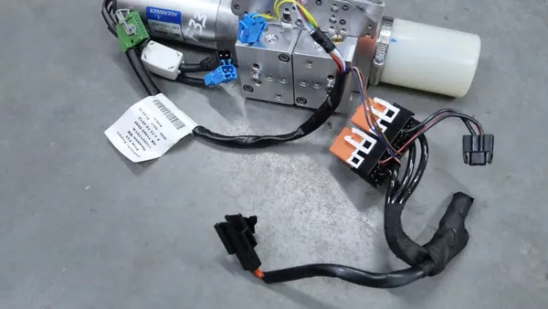 BMW OEM 7344440 kattopumppu F33 F83 Cabriolle 2019 image 3