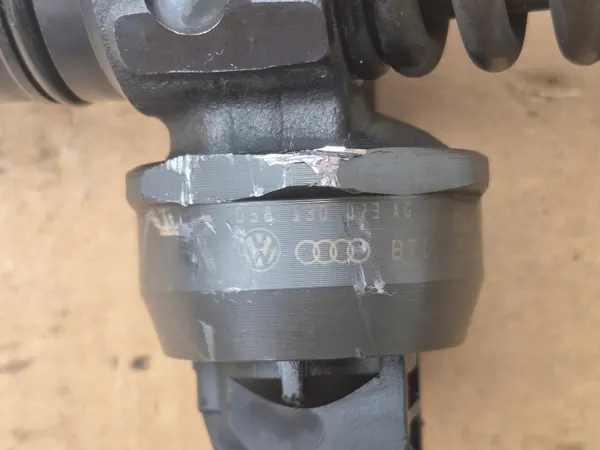 Bomba de inyección VW Golf V 1.9 TDI OEM 038130073AG image 4