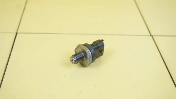 Capteur Pression Carburant F9QB2 OEM 0281002836 Suzuki image 2