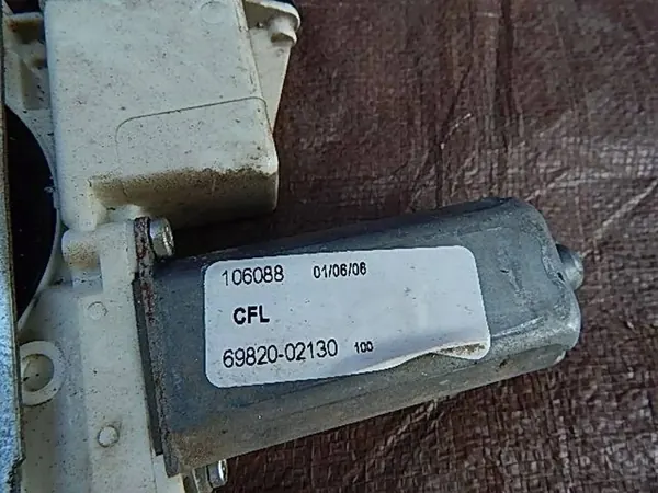 Elevador de vidro dianteiro esquerdo Toyota Corolla E12 02-07 OEM image 4