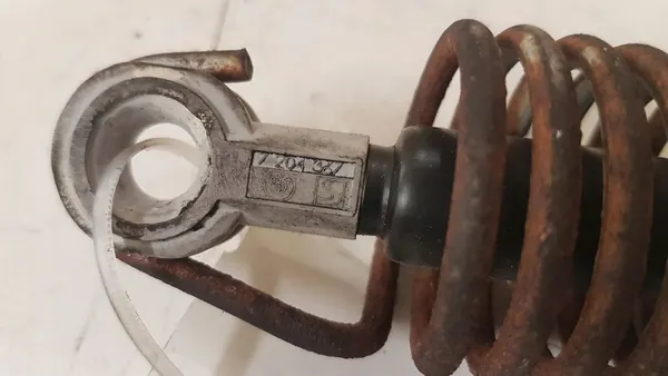 BMW 5 F10 F11 2011 Bakre högra bagagelucka stötdämpare OEM 7204367 image 2