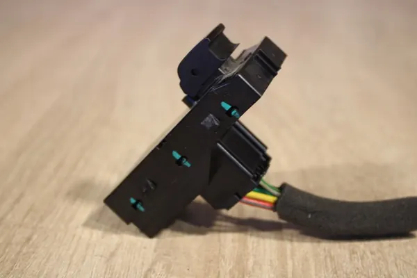 Painel de interruptor de janela dianteira direita Chevrolet Orlando image 2