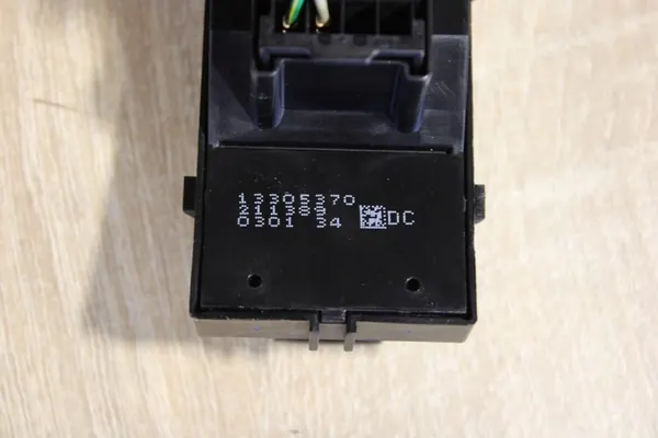 Painel de interruptor de janela dianteira direita Chevrolet Orlando image 3
