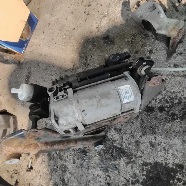 Mercedes W212 Jousitus OEM A2123200404 Käytetty image 2
