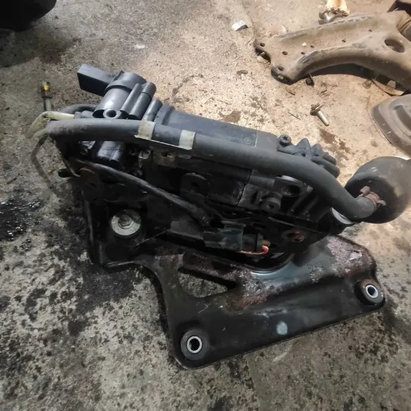 Mercedes W212 Jousitus OEM A2123200404 Käytetty image 3