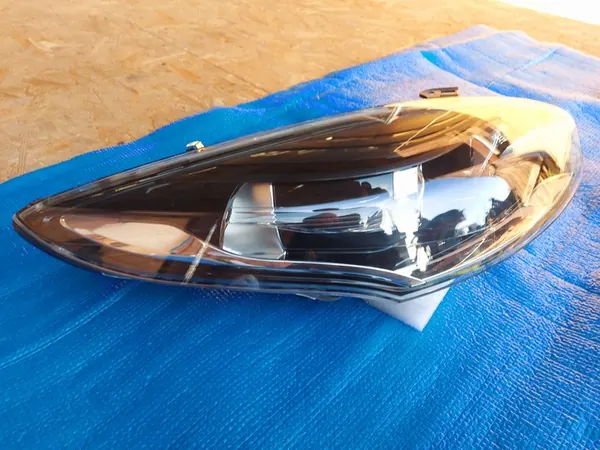 Oikea Etuvalaisin Renault Megane III 2013+ OEM 260106128R image 2