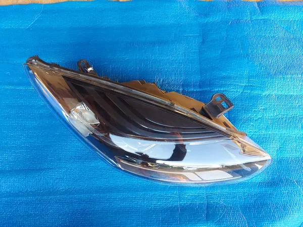 Oikea Etuvalaisin Renault Megane III 2013+ OEM 260106128R image 3