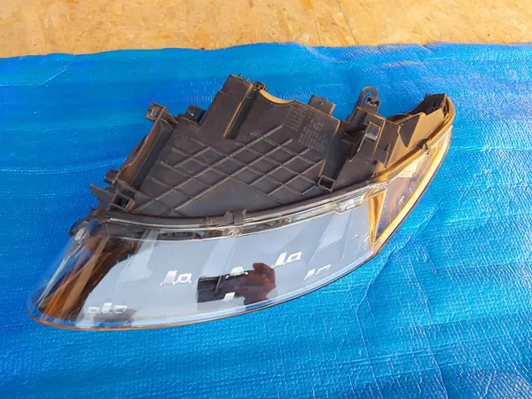 Oikea Etuvalaisin Renault Megane III 2013+ OEM 260106128R image 4