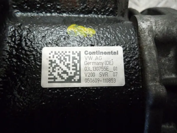 Bomba de inyección SEAT OE 03L130755E usada image 3