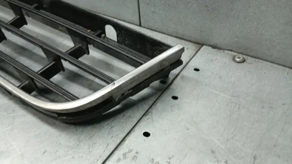 GRILL VW PASSAT B6 2.0TDI 05-10R SEDAN 3C0853677 image 6