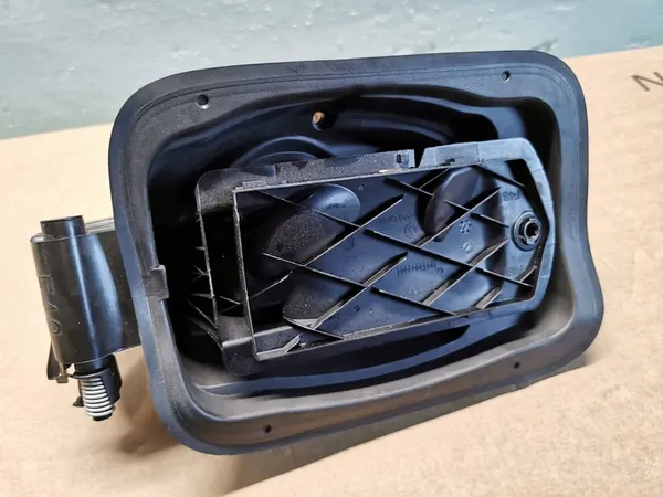 BMW X1 F48 F49 Bränsletanklock OEM 7359171 image 3