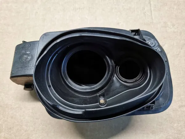 BMW X1 F48 F49 Bränsletanklock OEM 7359171 image 5